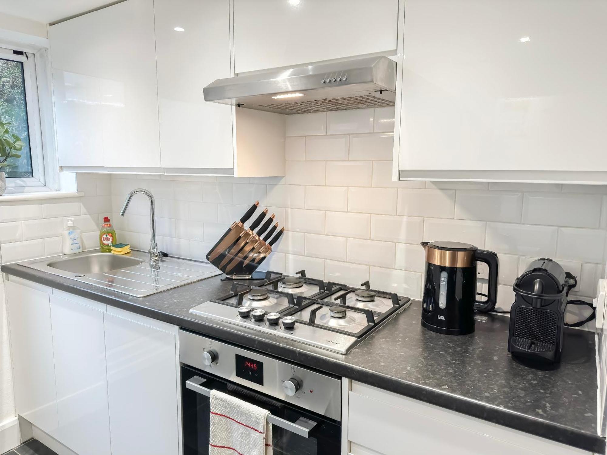 1-Bedroom Flat With Small Garden & Paid Parking In Finsbury Park, Highbury 伦敦 外观 照片