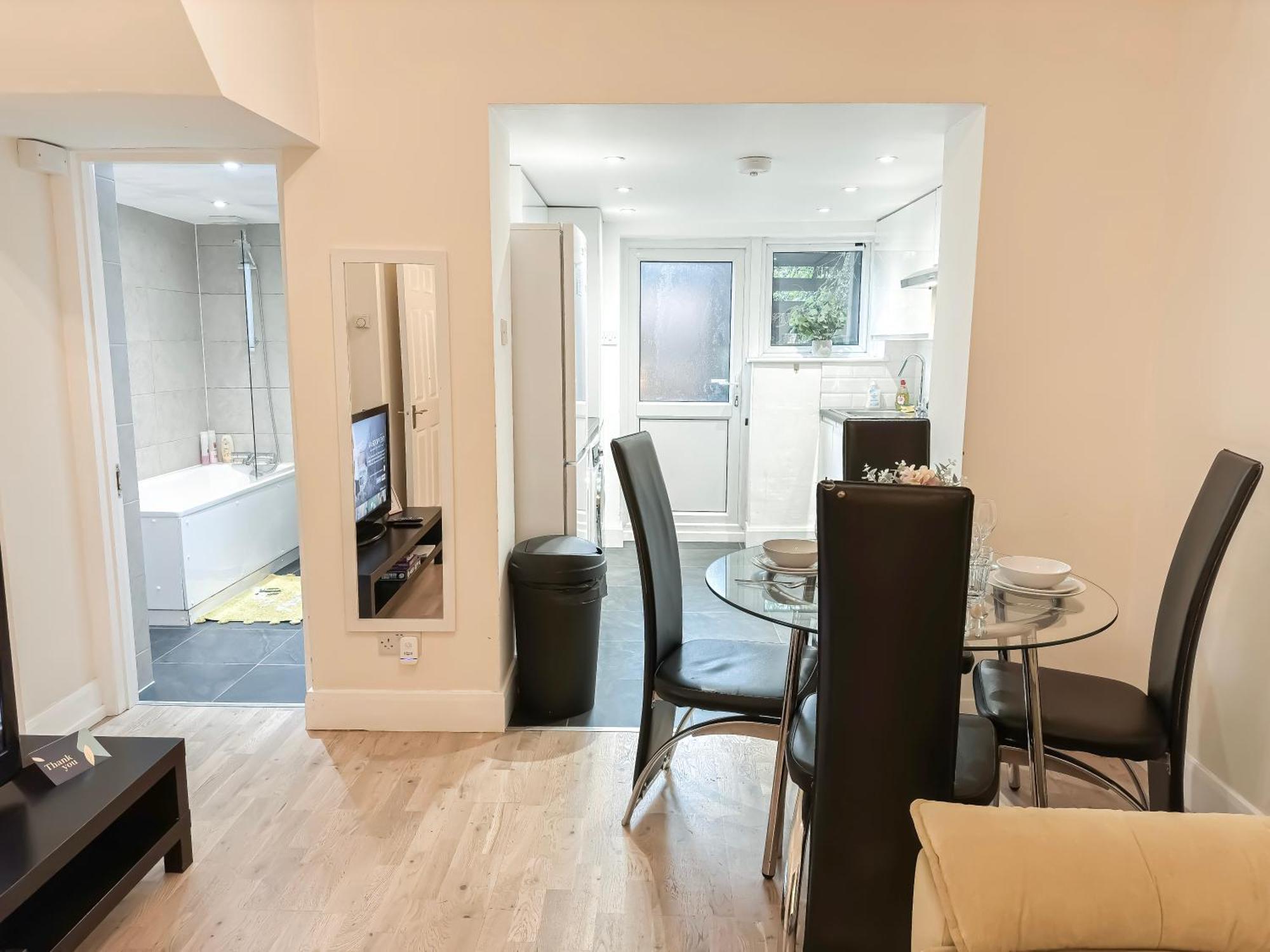 1-Bedroom Flat With Small Garden & Paid Parking In Finsbury Park, Highbury 伦敦 外观 照片