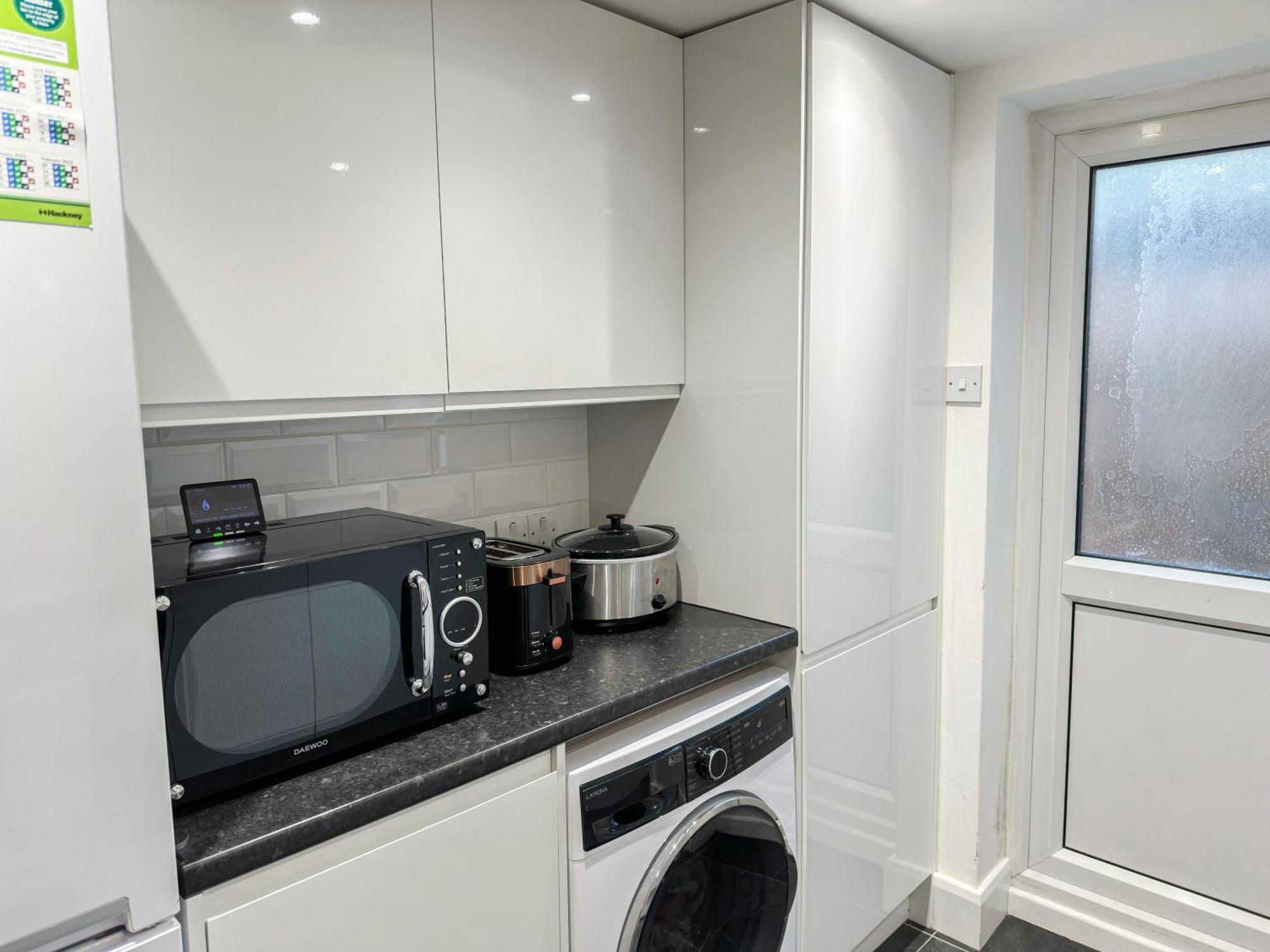 1-Bedroom Flat With Small Garden & Paid Parking In Finsbury Park, Highbury 伦敦 外观 照片