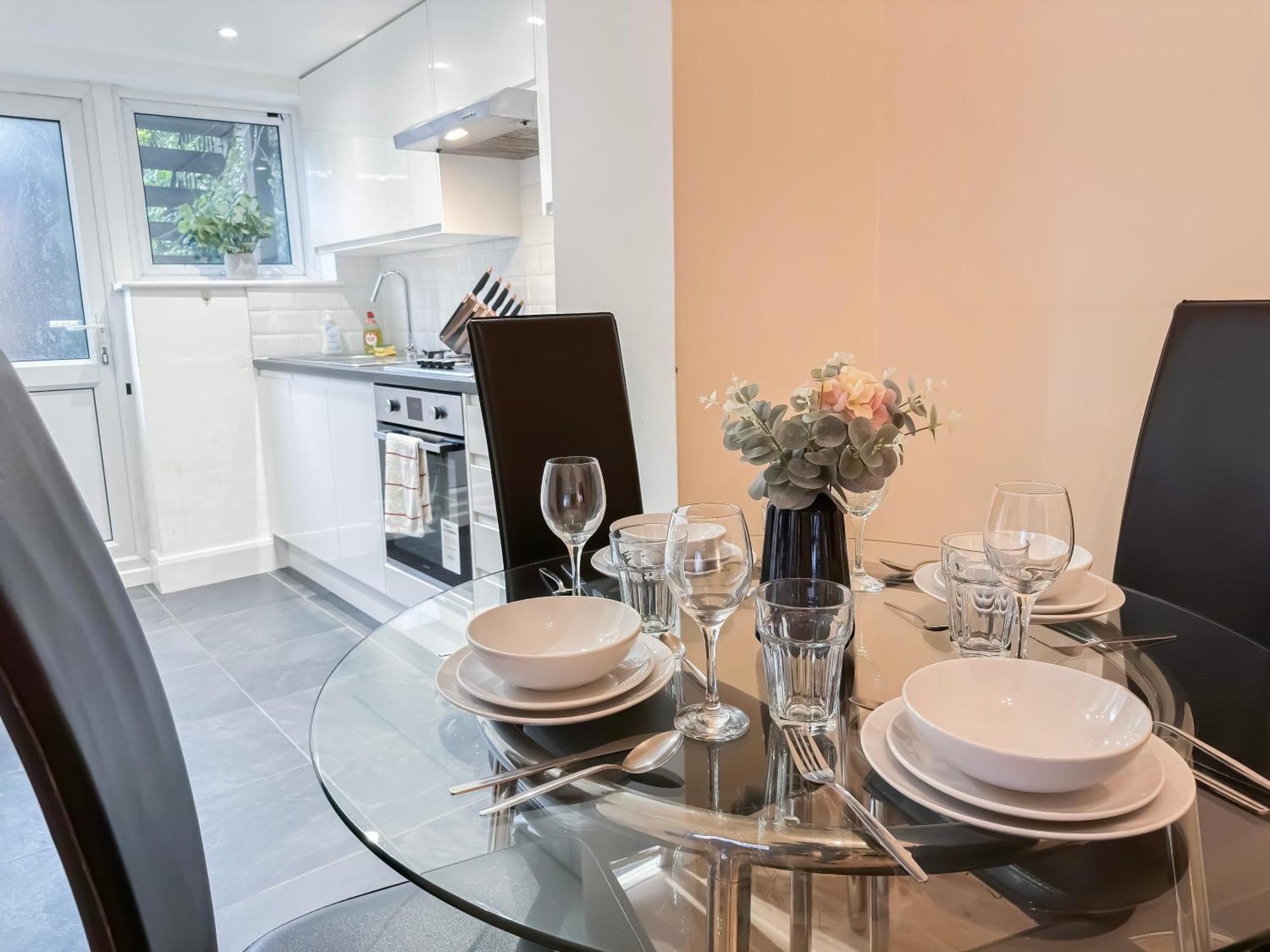1-Bedroom Flat With Small Garden & Paid Parking In Finsbury Park, Highbury 伦敦 外观 照片