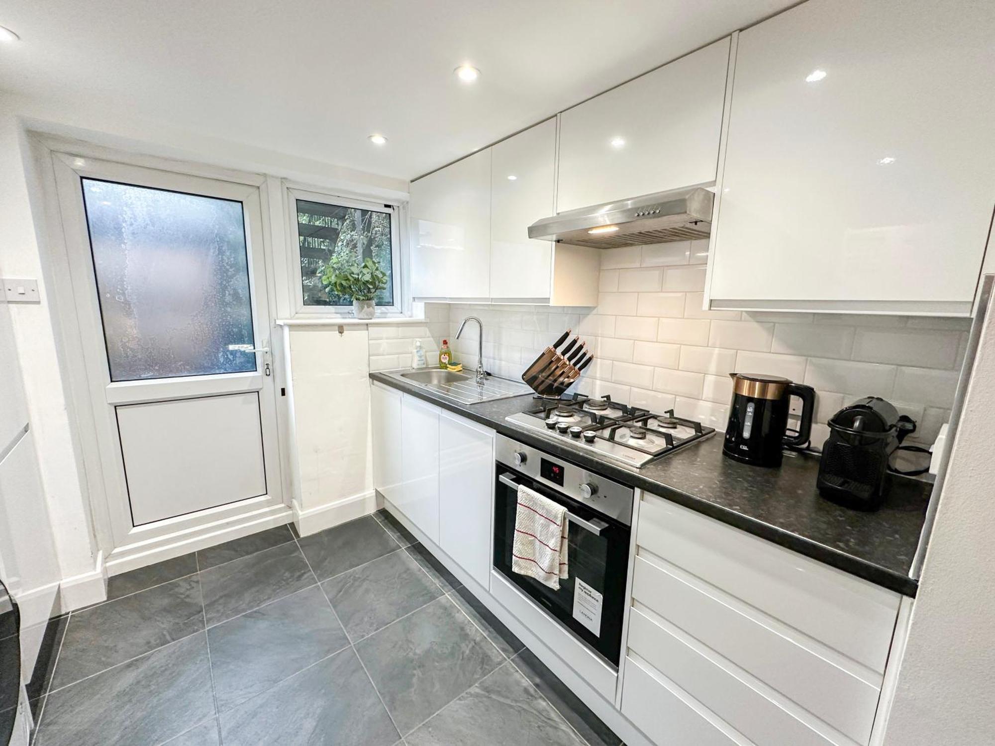 1-Bedroom Flat With Small Garden & Paid Parking In Finsbury Park, Highbury 伦敦 外观 照片