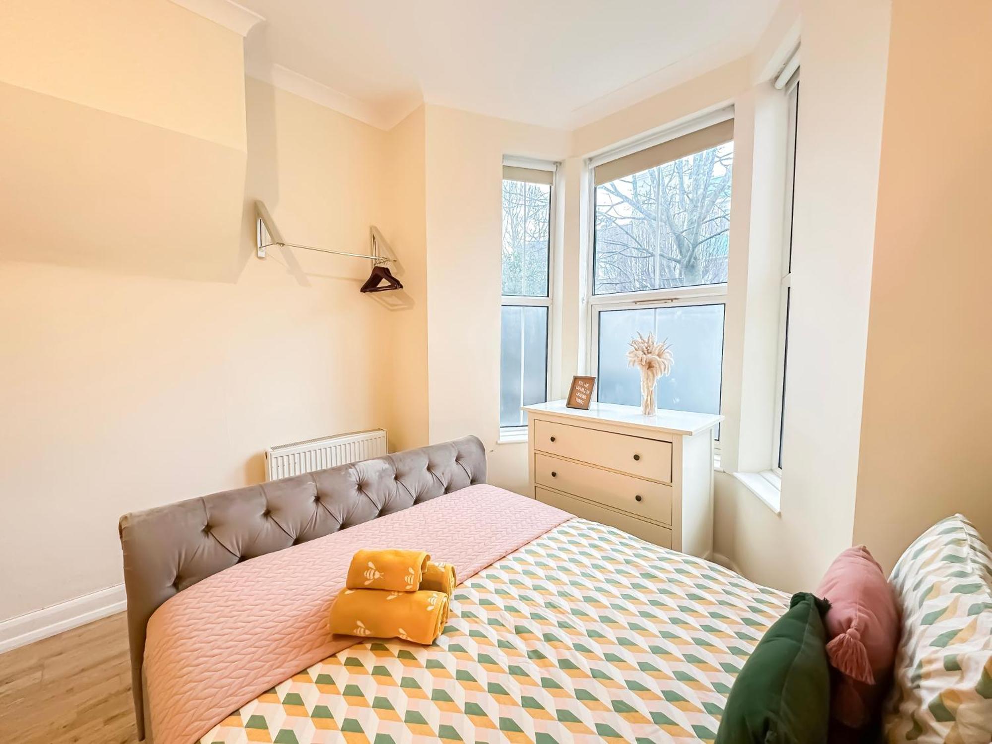 1-Bedroom Flat With Small Garden & Paid Parking In Finsbury Park, Highbury 伦敦 外观 照片