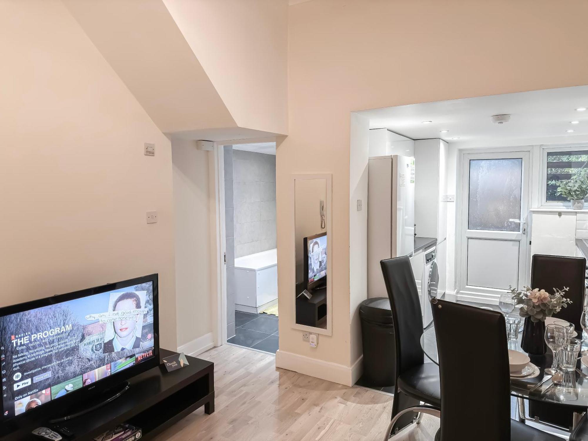 1-Bedroom Flat With Small Garden & Paid Parking In Finsbury Park, Highbury 伦敦 外观 照片
