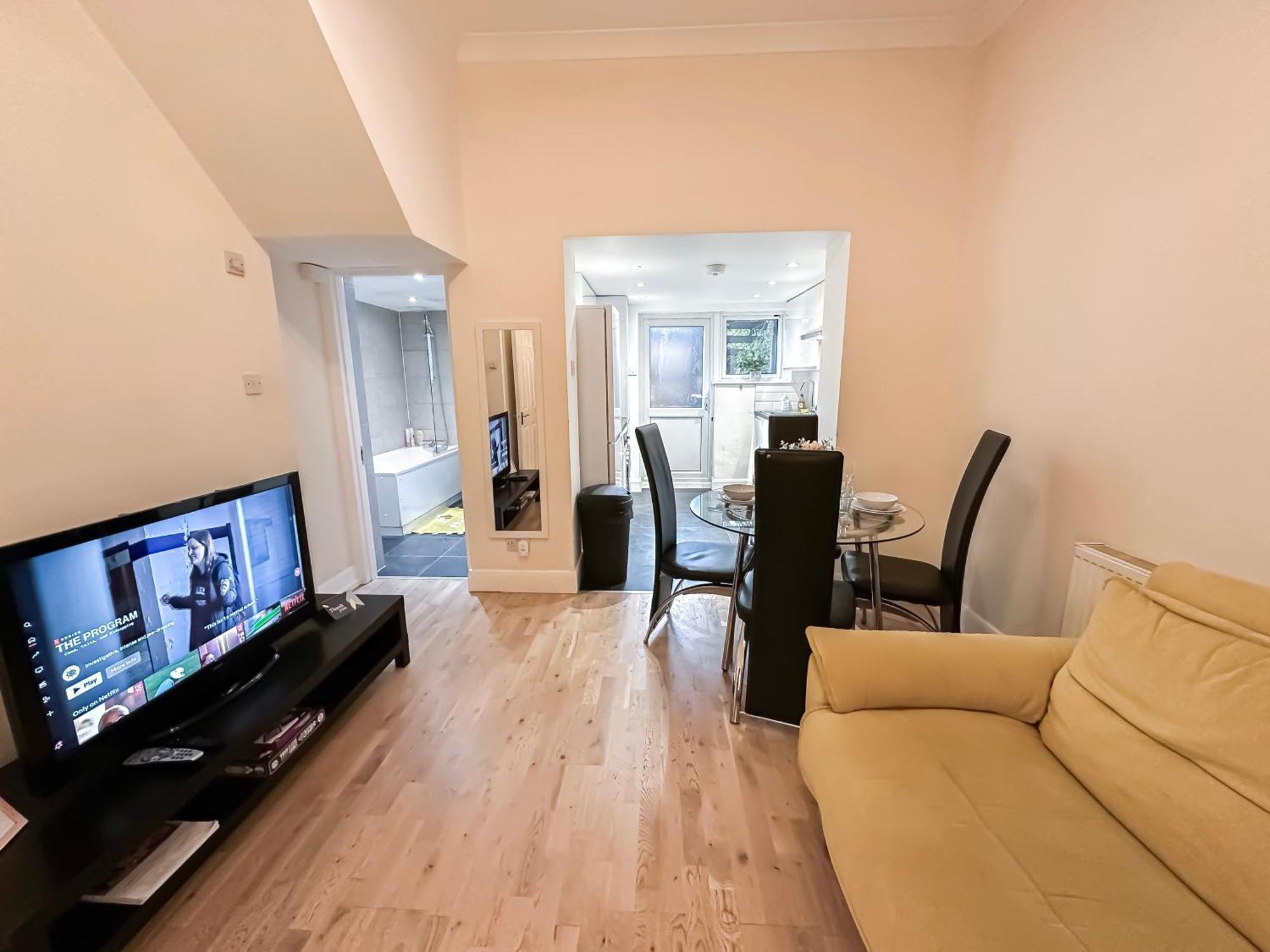 1-Bedroom Flat With Small Garden & Paid Parking In Finsbury Park, Highbury 伦敦 外观 照片