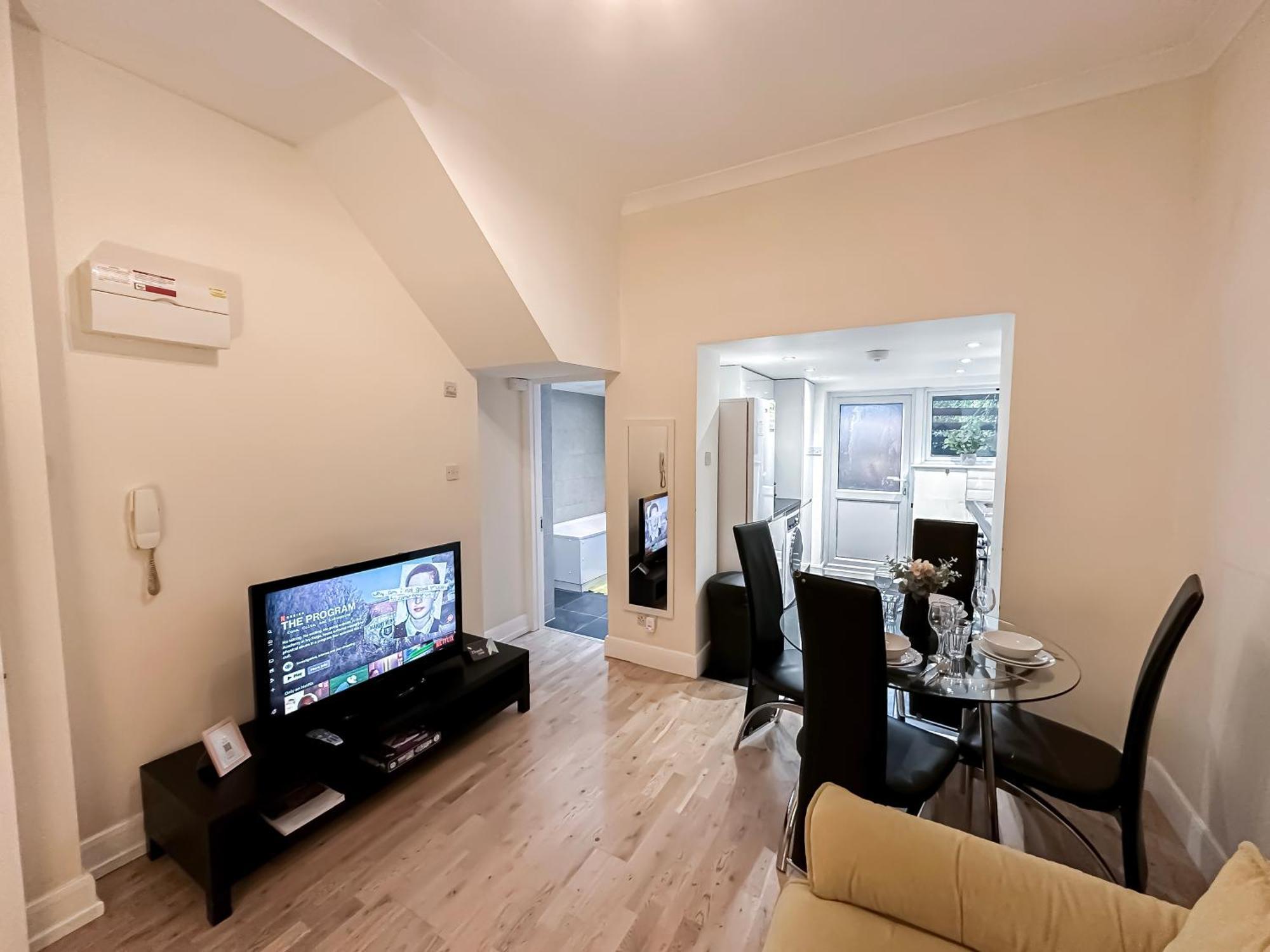 1-Bedroom Flat With Small Garden & Paid Parking In Finsbury Park, Highbury 伦敦 外观 照片