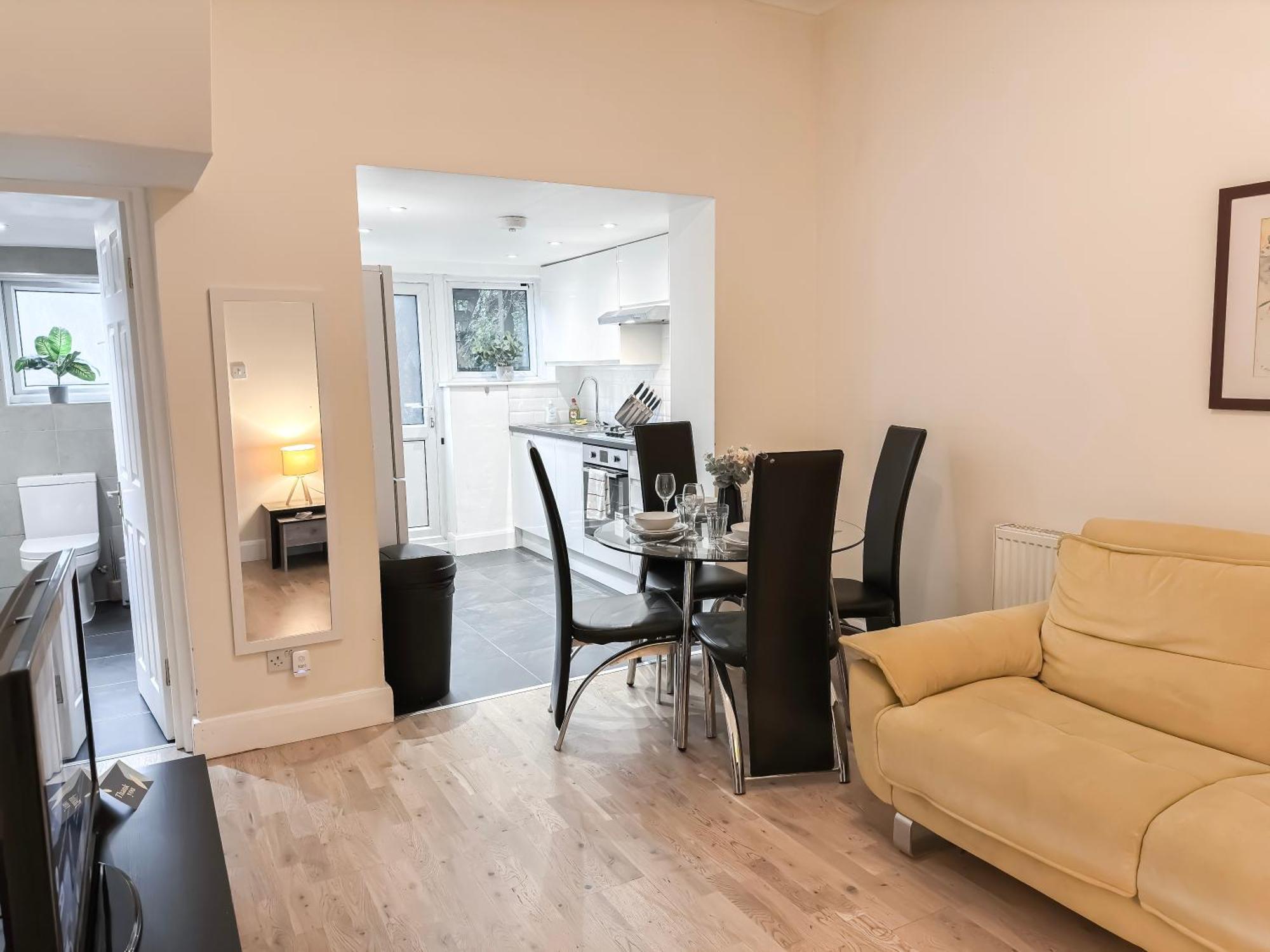1-Bedroom Flat With Small Garden & Paid Parking In Finsbury Park, Highbury 伦敦 外观 照片