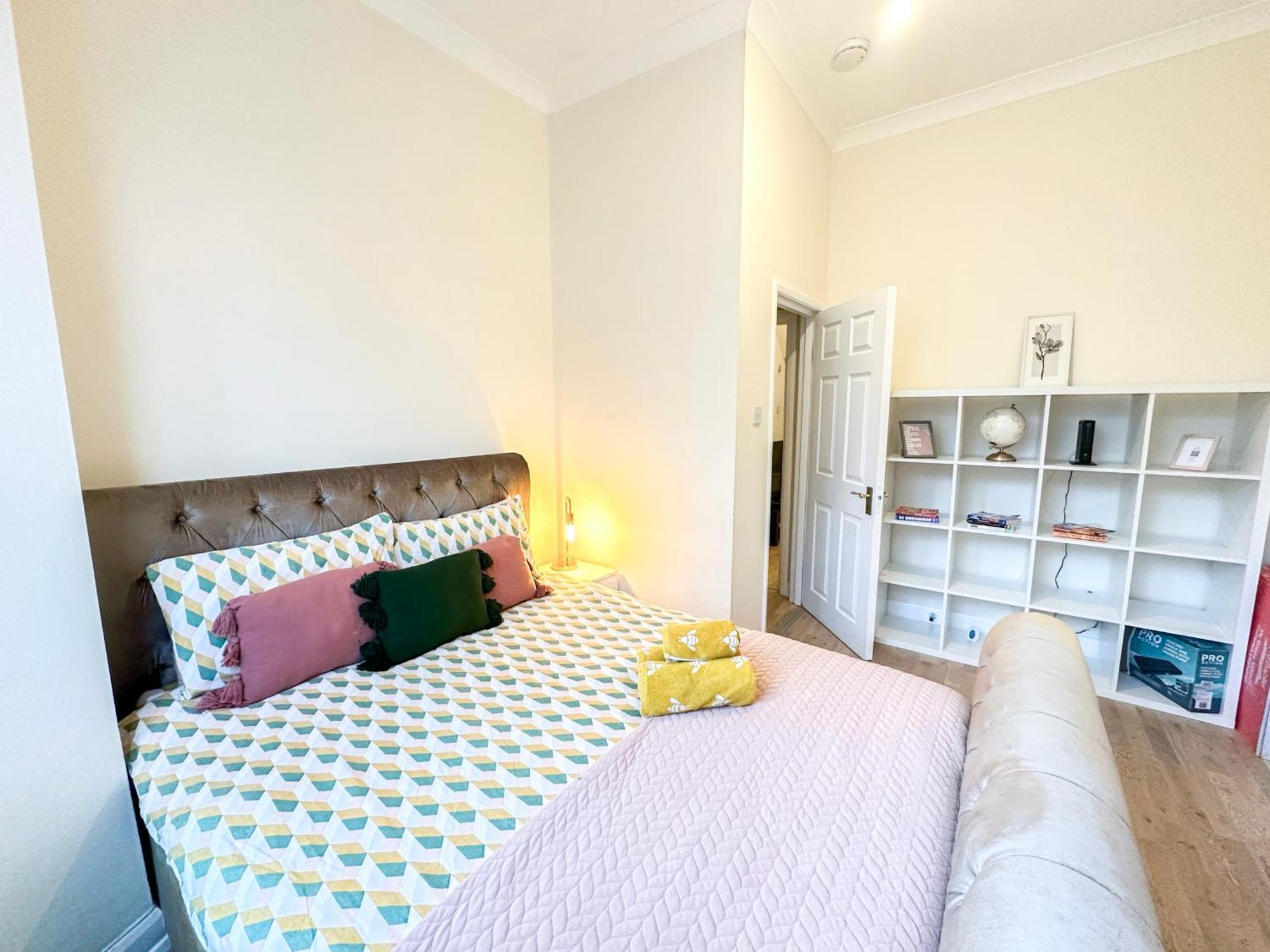 1-Bedroom Flat With Small Garden & Paid Parking In Finsbury Park, Highbury 伦敦 外观 照片