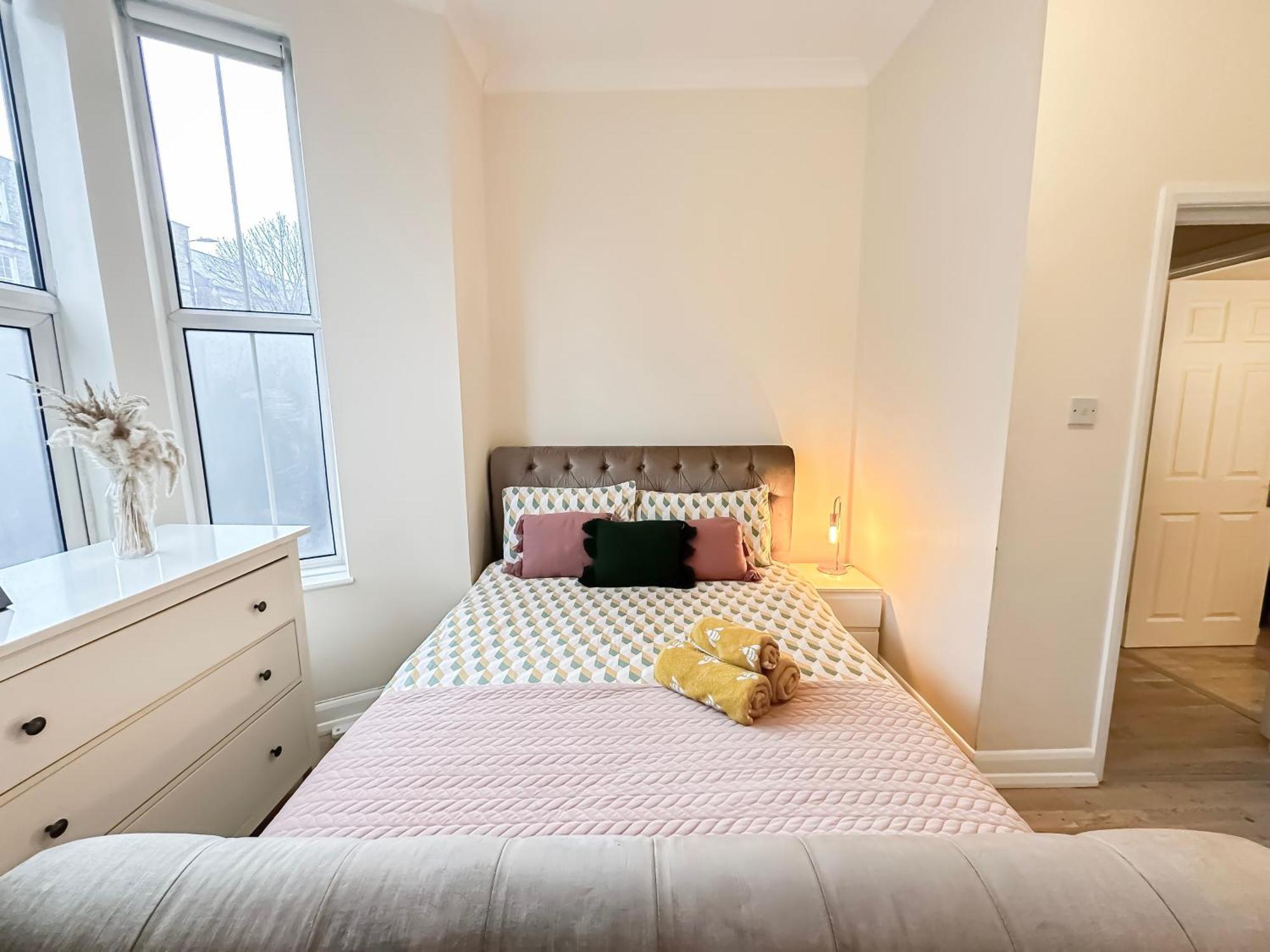 1-Bedroom Flat With Small Garden & Paid Parking In Finsbury Park, Highbury 伦敦 外观 照片