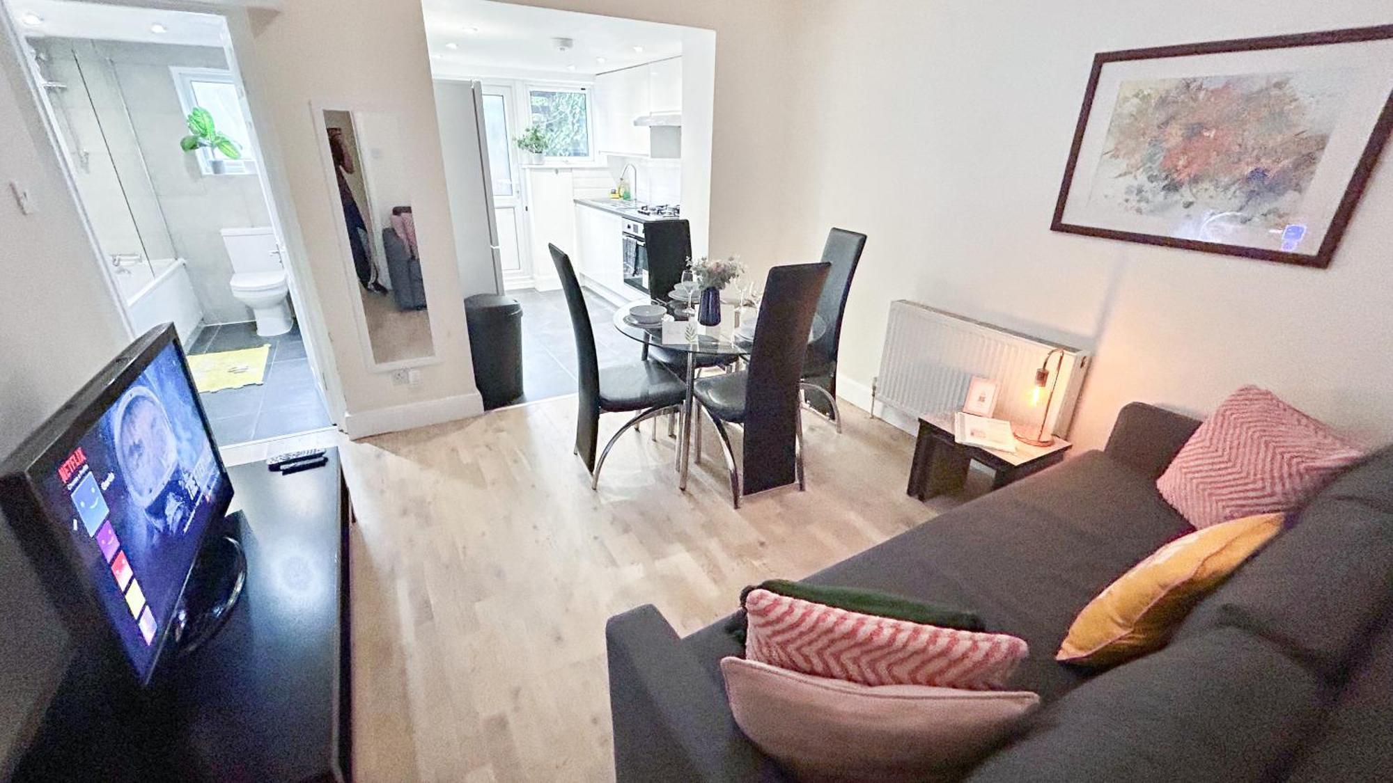 1-Bedroom Flat With Small Garden & Paid Parking In Finsbury Park, Highbury 伦敦 外观 照片