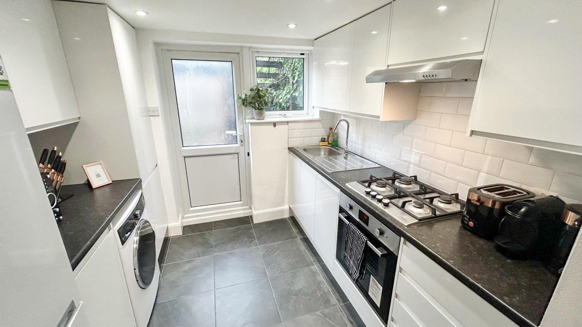 1-Bedroom Flat With Small Garden & Paid Parking In Finsbury Park, Highbury 伦敦 外观 照片