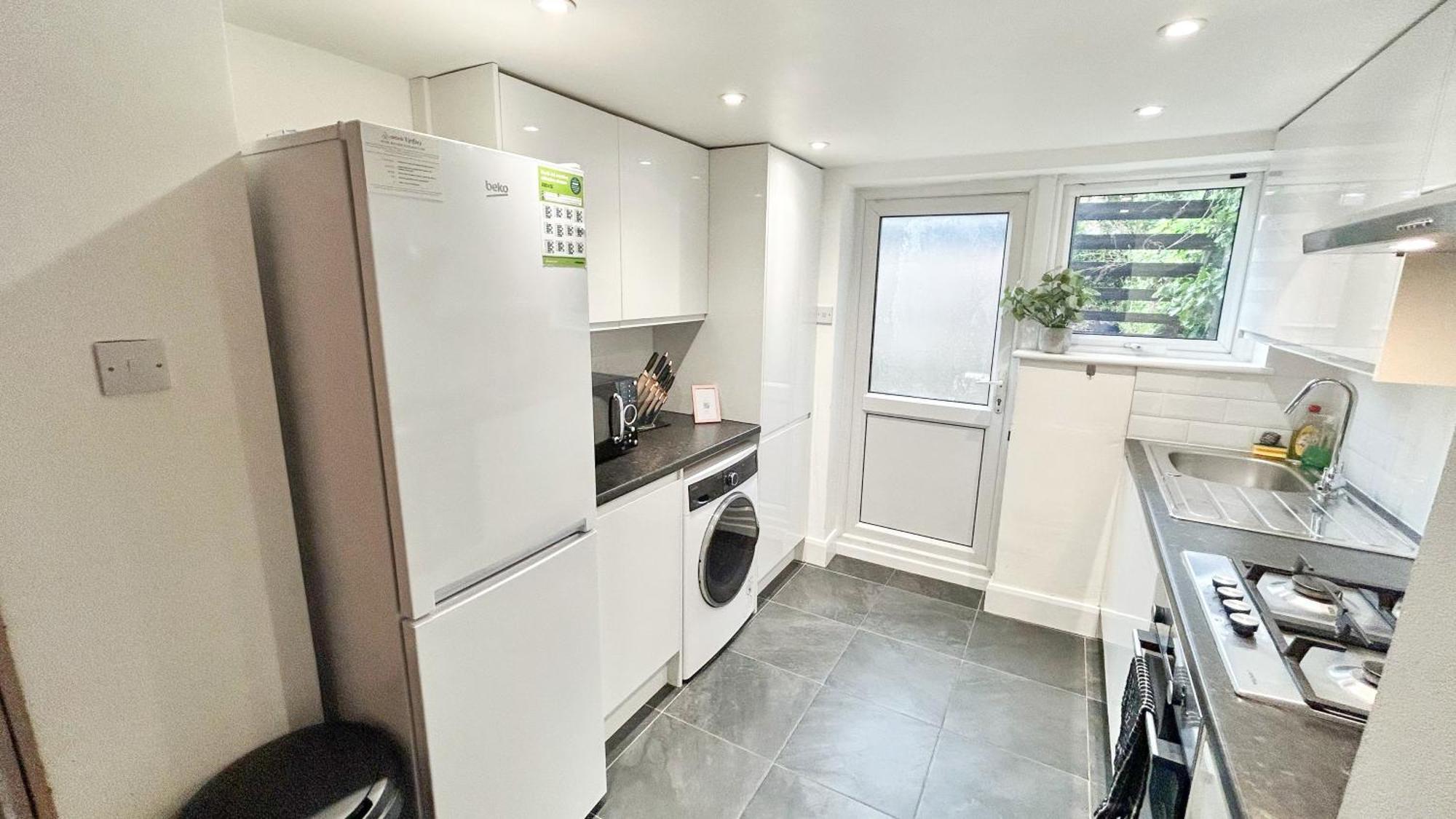 1-Bedroom Flat With Small Garden & Paid Parking In Finsbury Park, Highbury 伦敦 外观 照片