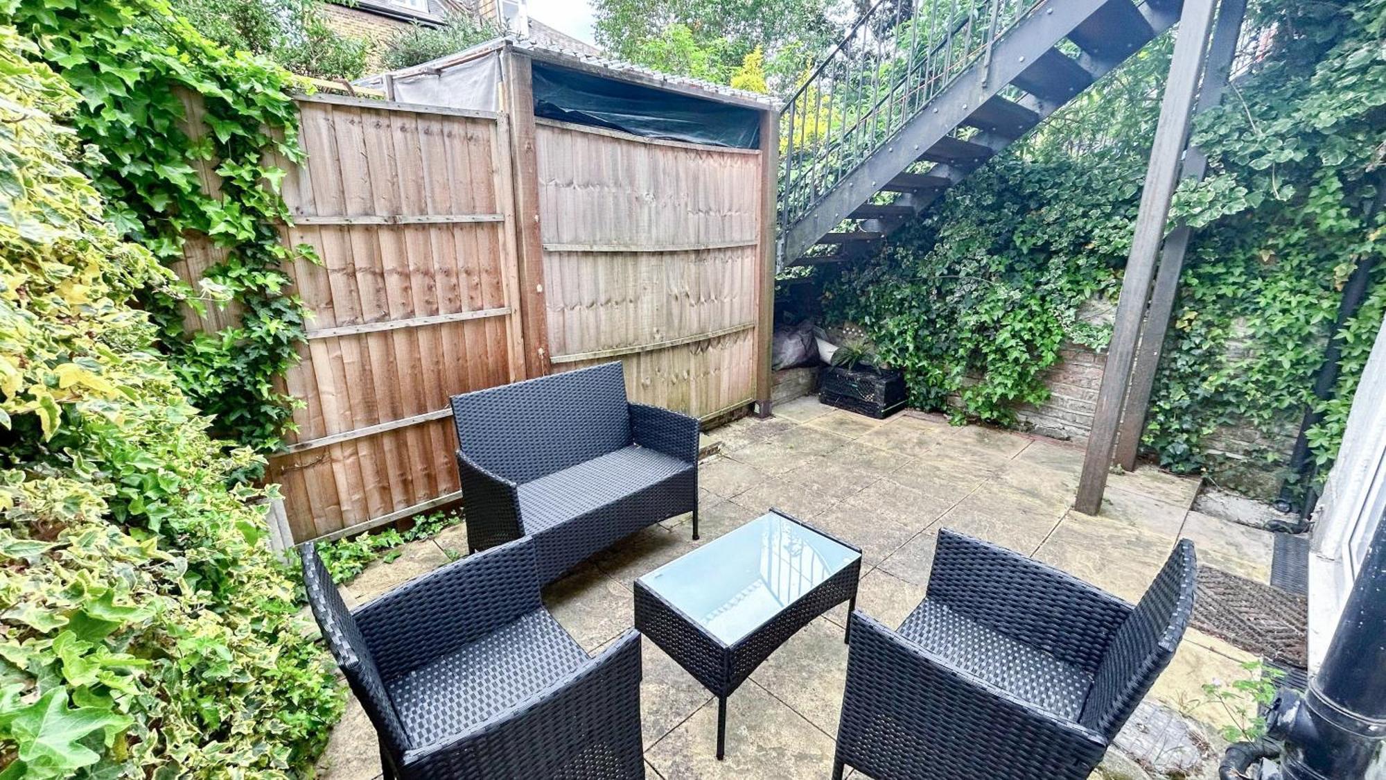 1-Bedroom Flat With Small Garden & Paid Parking In Finsbury Park, Highbury 伦敦 外观 照片