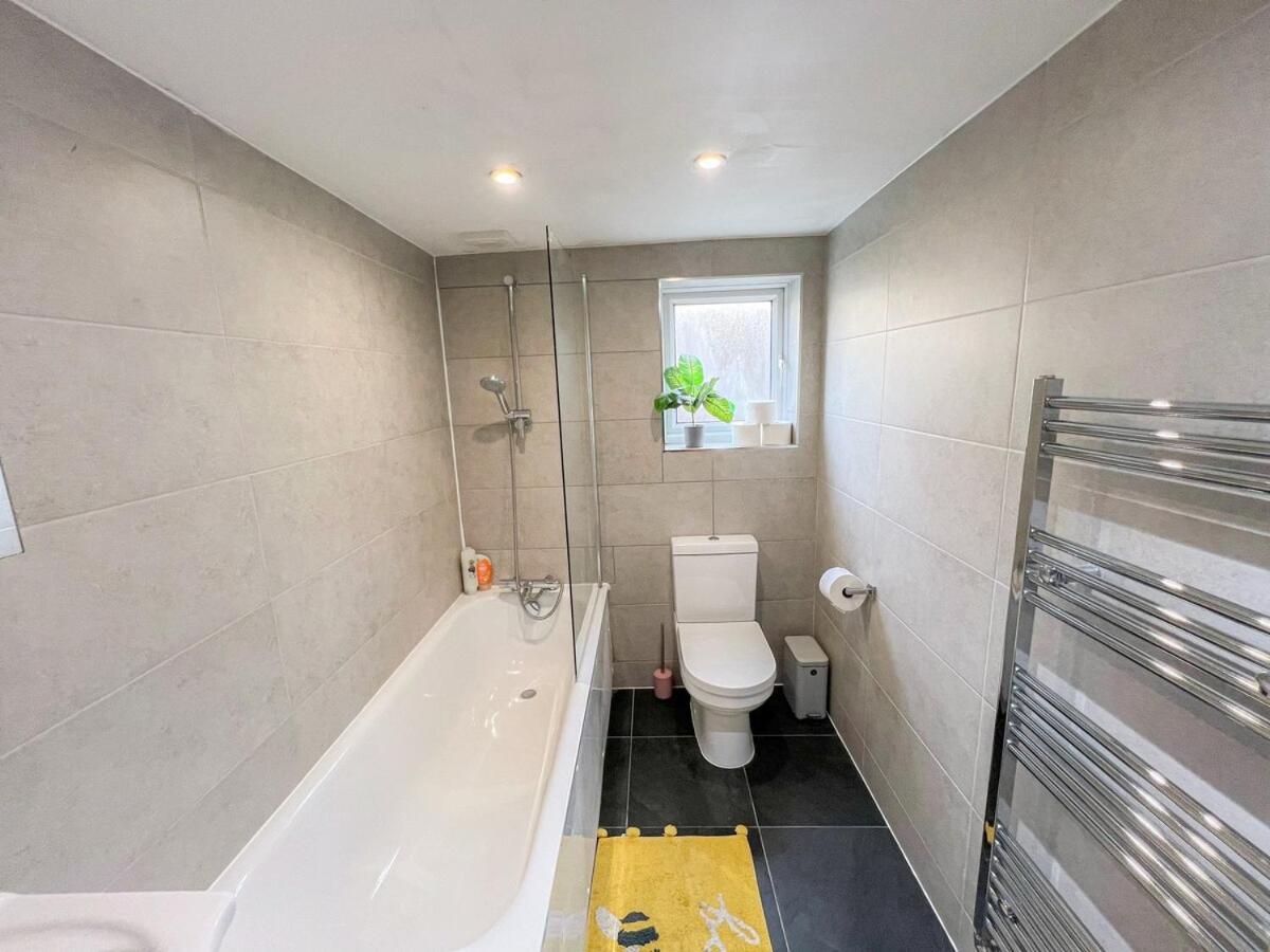 1-Bedroom Flat With Small Garden & Paid Parking In Finsbury Park, Highbury 伦敦 外观 照片