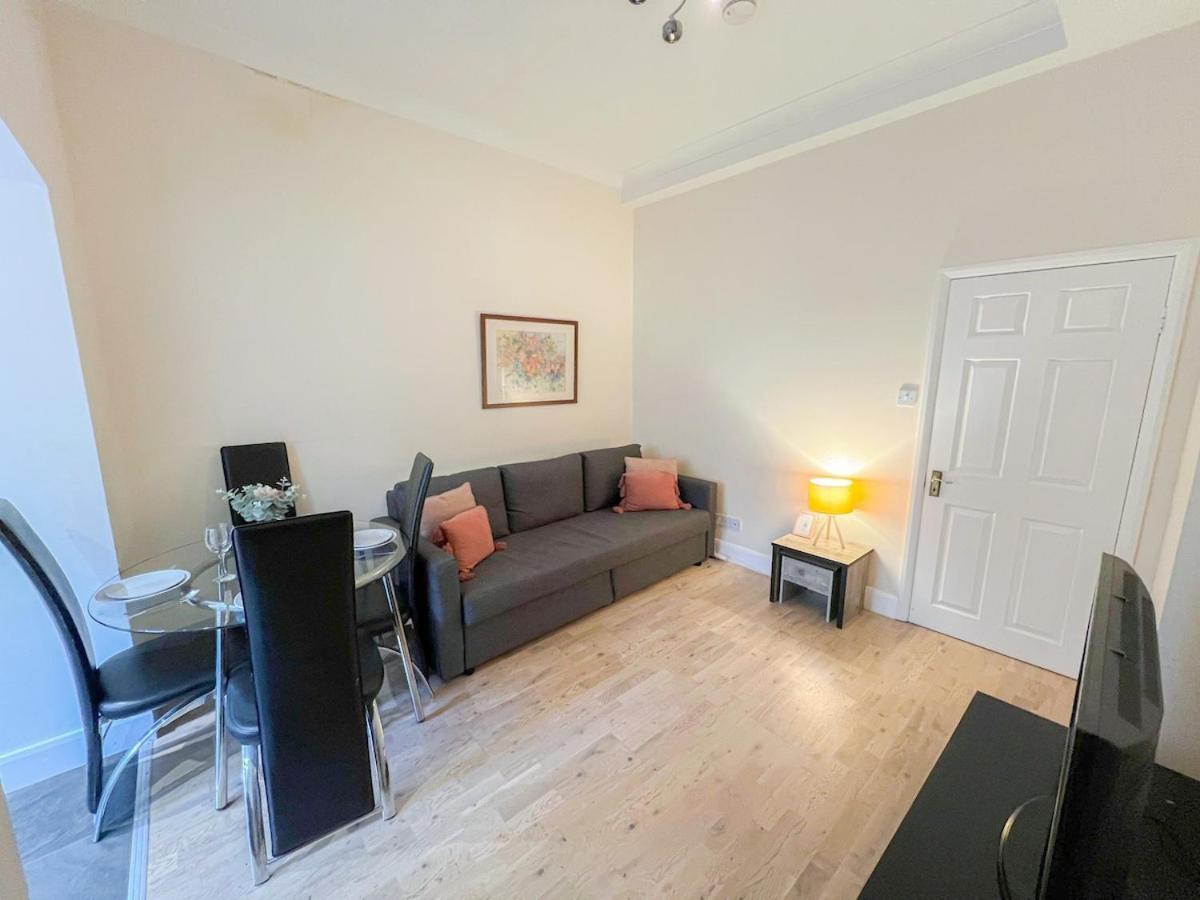 1-Bedroom Flat With Small Garden & Paid Parking In Finsbury Park, Highbury 伦敦 外观 照片