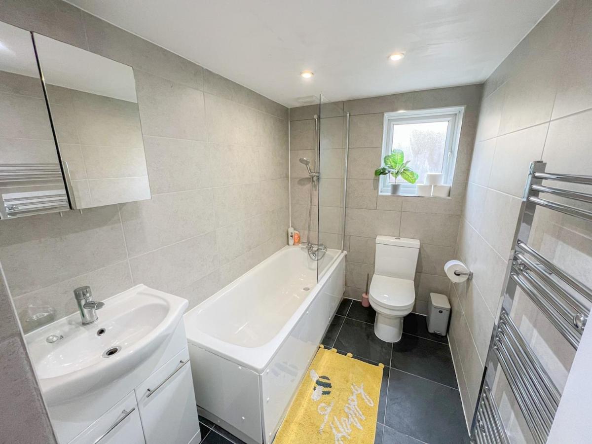 1-Bedroom Flat With Small Garden & Paid Parking In Finsbury Park, Highbury 伦敦 外观 照片