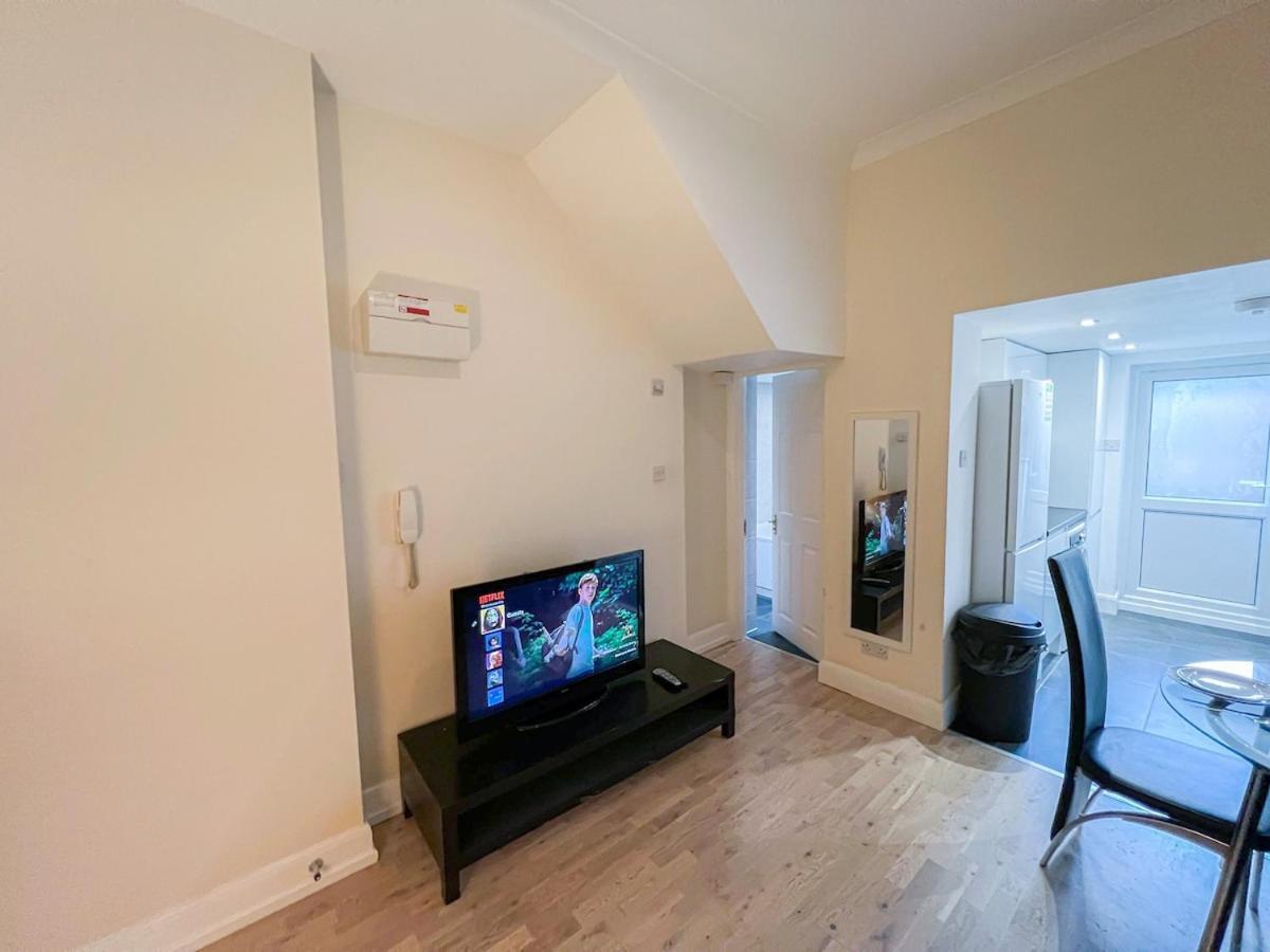 1-Bedroom Flat With Small Garden & Paid Parking In Finsbury Park, Highbury 伦敦 外观 照片