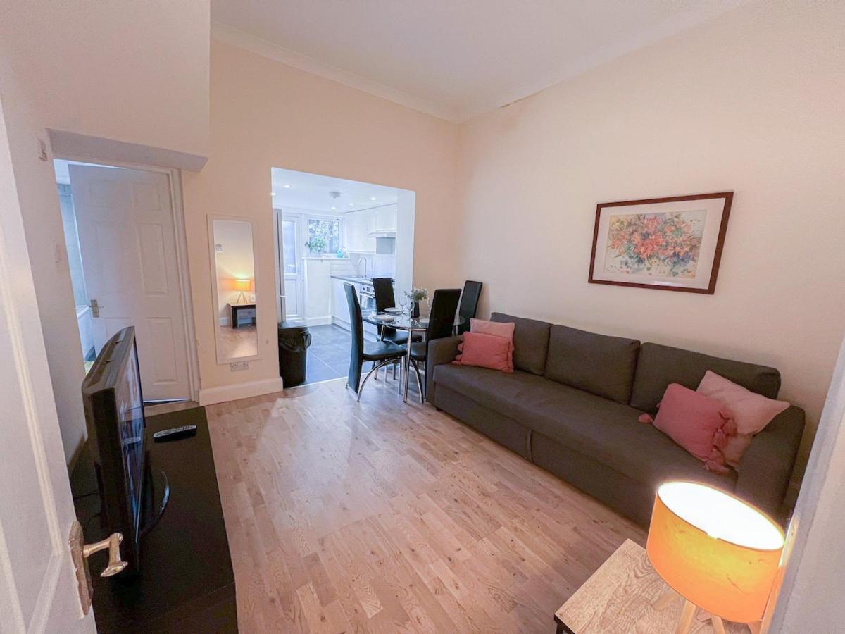 1-Bedroom Flat With Small Garden & Paid Parking In Finsbury Park, Highbury 伦敦 外观 照片