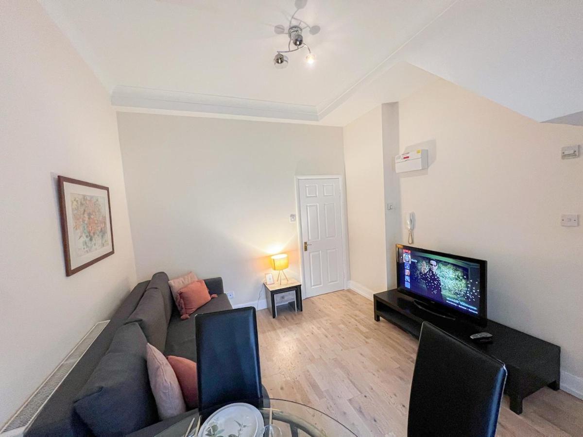 1-Bedroom Flat With Small Garden & Paid Parking In Finsbury Park, Highbury 伦敦 外观 照片