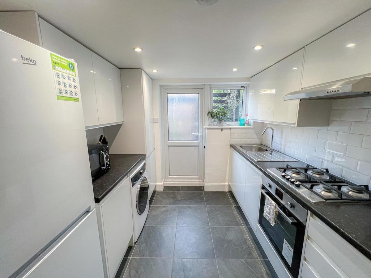1-Bedroom Flat With Small Garden & Paid Parking In Finsbury Park, Highbury 伦敦 外观 照片