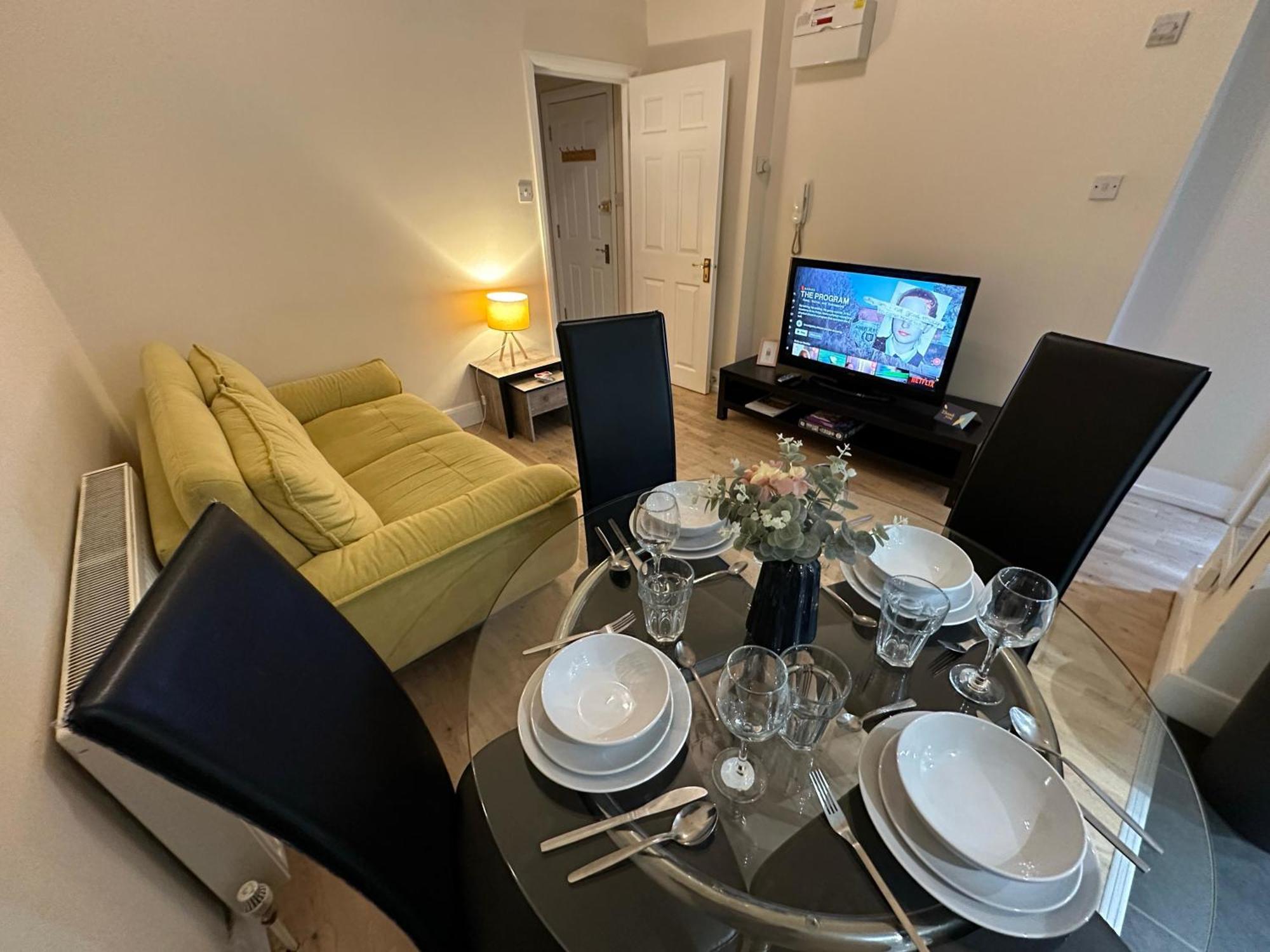 1-Bedroom Flat With Small Garden & Paid Parking In Finsbury Park, Highbury 伦敦 外观 照片